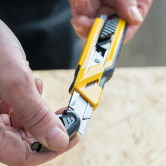 STANLEY Нож с фиксатором, 18 мм выдвижное лезвие с сегментами, 3 запасных лезвия.