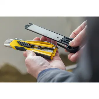 STANLEY Нож с магазином и стопорным винтом, 18 мм выдвижное лезвие, 6 запасных лезвий.