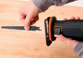 Пила шабельна акумуляторна BLACK + DECKER, 18,0 В Li-Ion, 2,5 Ач, швидкість 0-3000 хід/хв