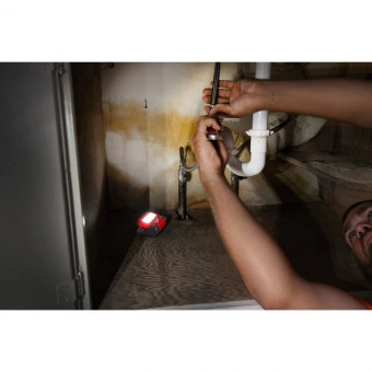 MILWAUKEE Аккумуляторный фонарь заряжаемый через USB L4 FFL-301 | 4933479766