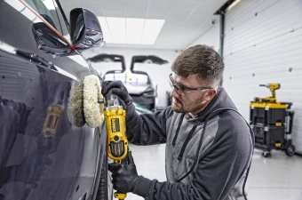 Полировальная машина DeWalt, 1250Вт, 0-600/3500 об/мин, 180 мм подошва.