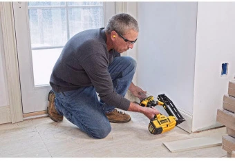 Пістолет цвяхозабивний акумуляторний безщітковий фінішний DeWALT, 18В XR Li-Ion 2 Аг, діаметр/довжин