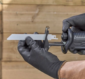 Пила шабельна мережева BLACK+DECKER, 750 Вт, 0 - 2800 ход/хв, величина ходу 20 мм, вага 2.4 кг