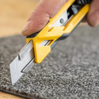 STANLEY Нож с фиксатором, 18 мм выдвижное лезвие с сегментами, 3 запасных лезвия.