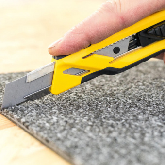 STANLEY Нож с фиксатором, 18 мм выдвижное лезвие с сегментами, 3 запасных лезвия.