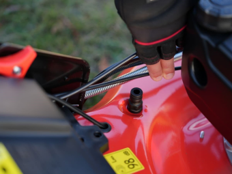 Газонокосарка бензинова YATO з приводом: 4,5кВт, ширина різання: Ø= 56 см, травозбірник- 62л