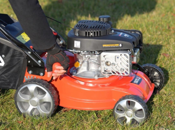 Газонокосарка бензинова YATO з приводом : 1,9кВт,  ширина різання: Ø= 41см, травозбірник- 40л