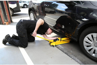 Домкрат STANLEY гідравлічний підкатний, 2000 кг, Нмин 85 мм, Нмакс 381 мм | STMT81251-1