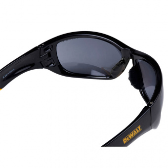 Окуляри DeWALT  Dominator™, тоновані, полікарбонатні, з  м'якими гумовими накладками на дужках