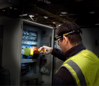 STANLEY FMHT0-70767 Фонарь FatMax® налобный светодиодный 80 люм, 8 Ч, 90 м , 3 эл АА