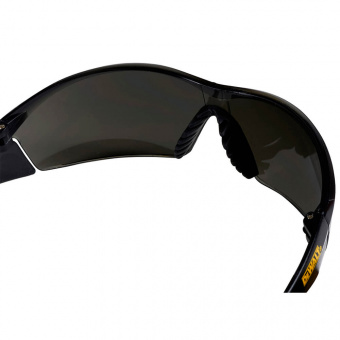 Окуляри DeWALT Structure™, тоновані, полікарбонатні, з  м'якими гумовими носотримачами