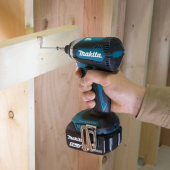 Акумуляторний ударний гайковерт Makita DTD153RFE (18 В, 2х3 А*год, 170 Н*м)